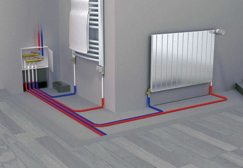 Réseau de plomberie chauffage en cours d’installation, arrivées d’eau et évacuations préparées avant pose des équipements.